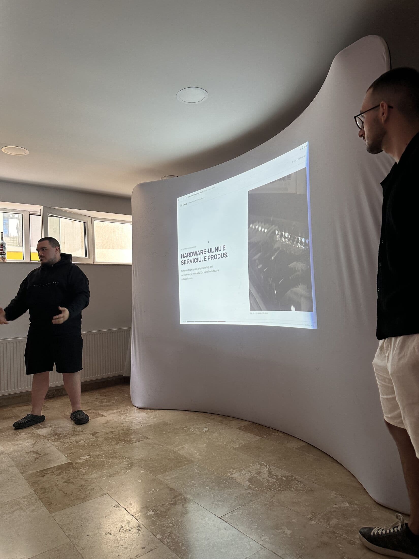Slide-ul „Hardware-ul nu e serviciu. E produs.” proiectat în timpul sesiunii
