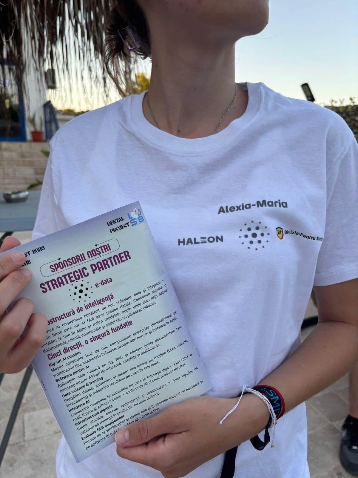 Participantă purtând tricoul oficial al evenimentului, cu sigla e-data imprimată pe piept