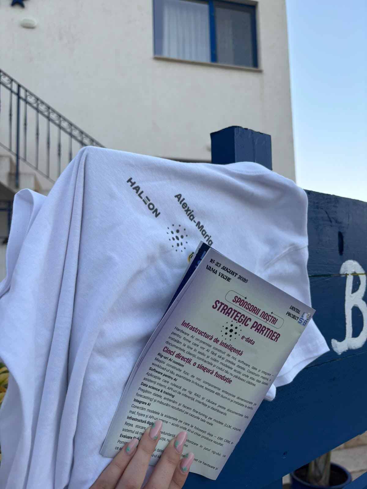 Tricou cu sigla e-data și broșura sponsorilor, ținute în aer liber la Vama Veche